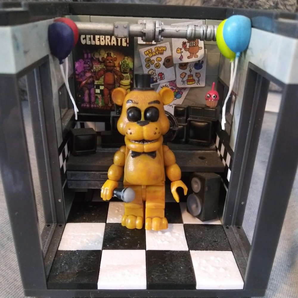 Mcfarlane five nights at Freddy's Golden Freddy office set